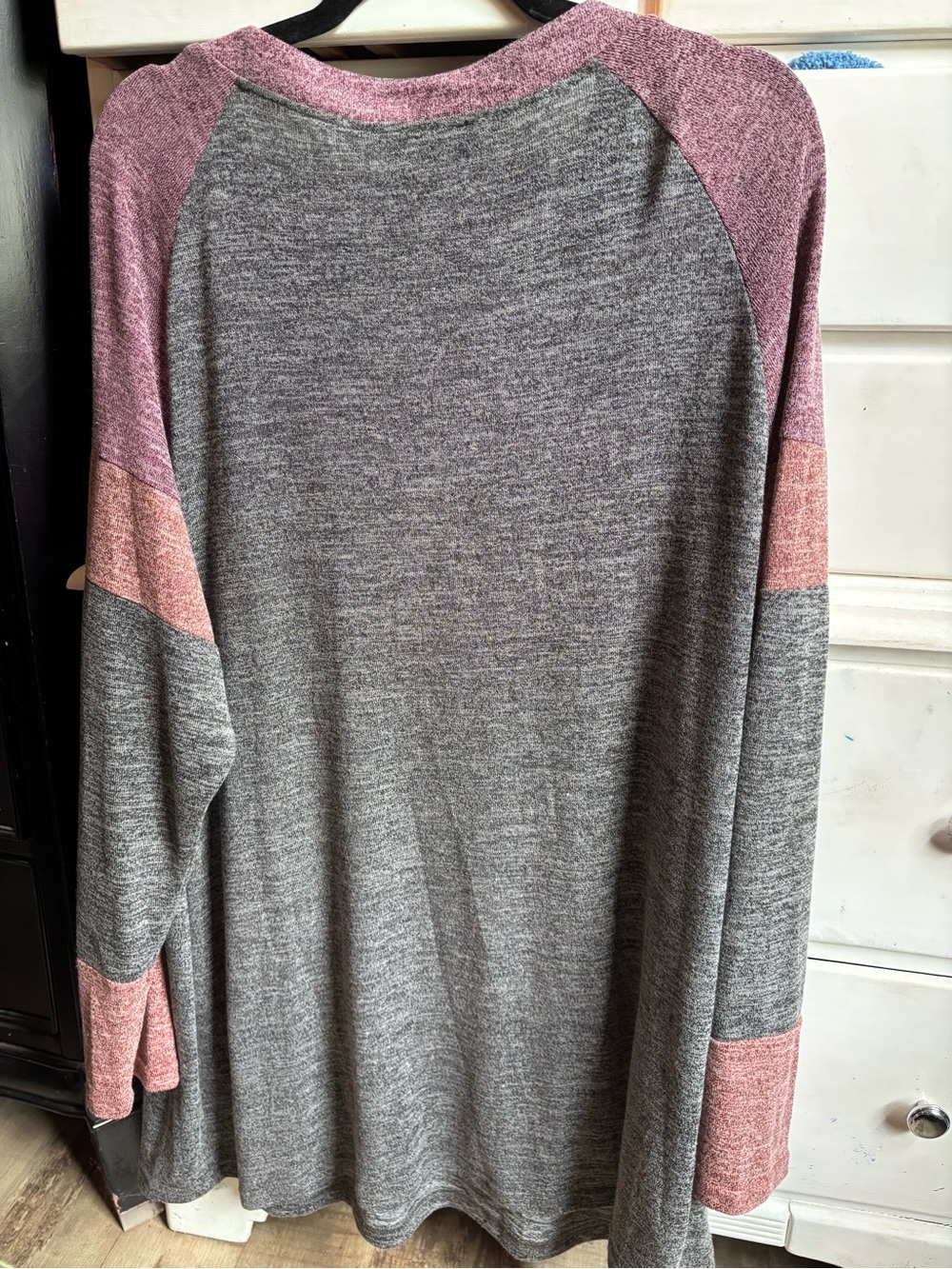 BloomChic Gray and Mauve V-Neck Raglan Pullover - Picture 2 of 3
